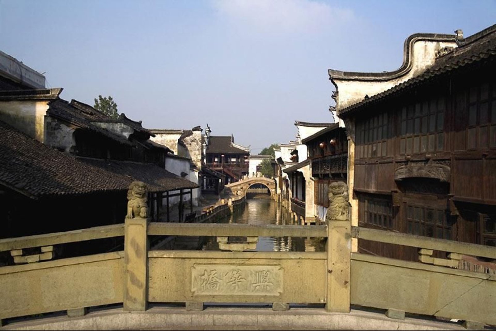 La città di Suzhou, antica capitale del regno Wu, è rinomata per i suoi giardini e le sue costruzioni sull'acqua.
