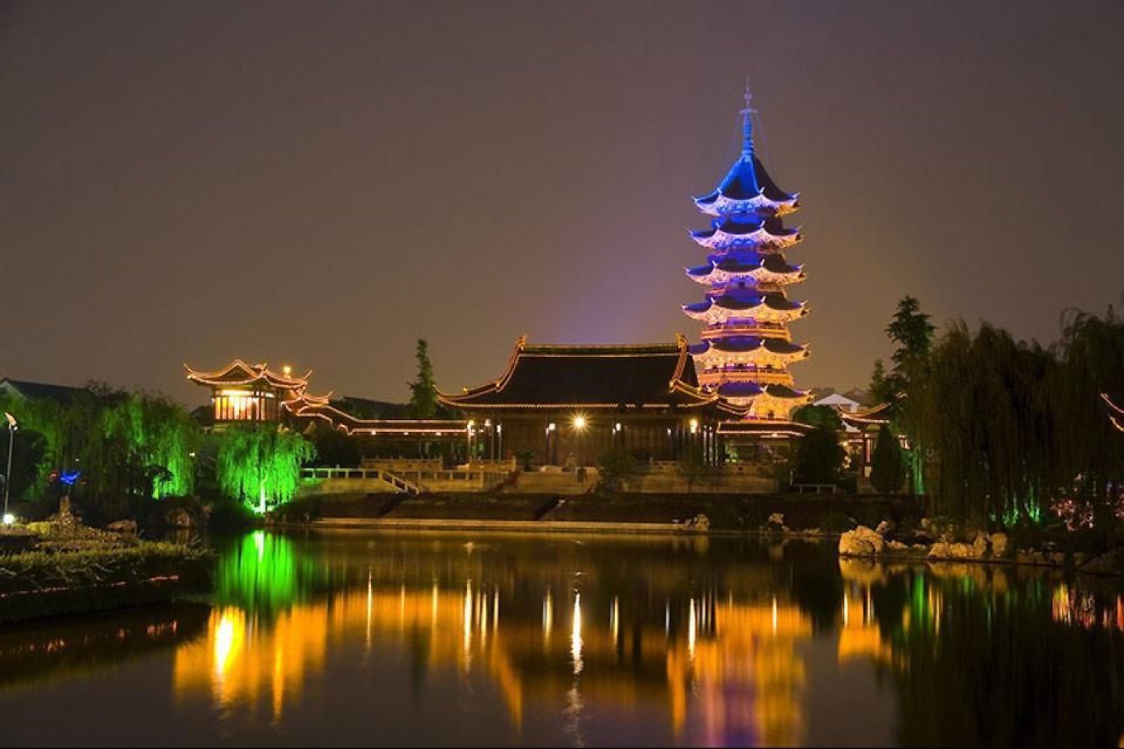 Vista nocturna de la pagoda del templo norte.