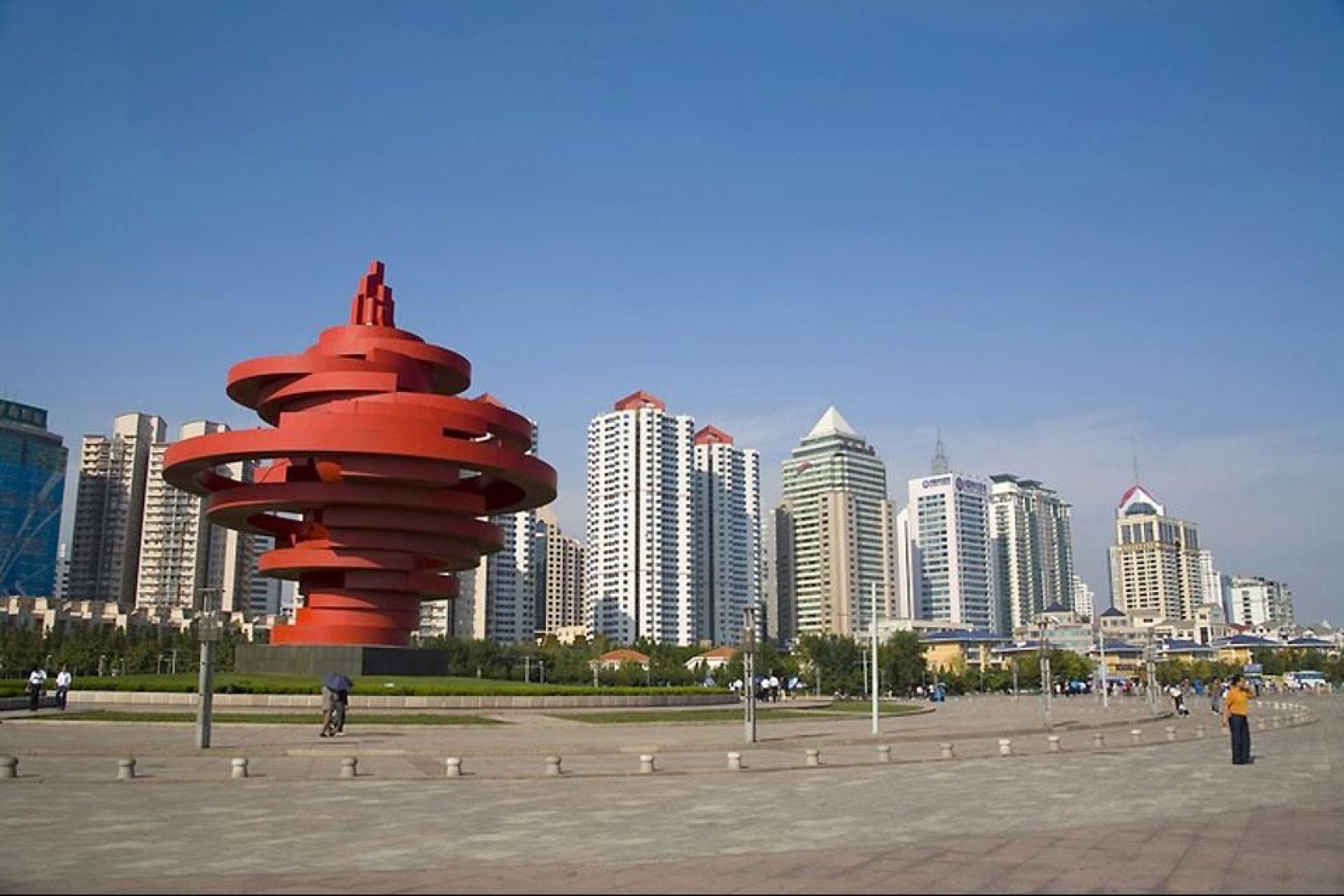 Auch Qingdao hat eine Skyline mit vielen modernen Wolkenkratzern.