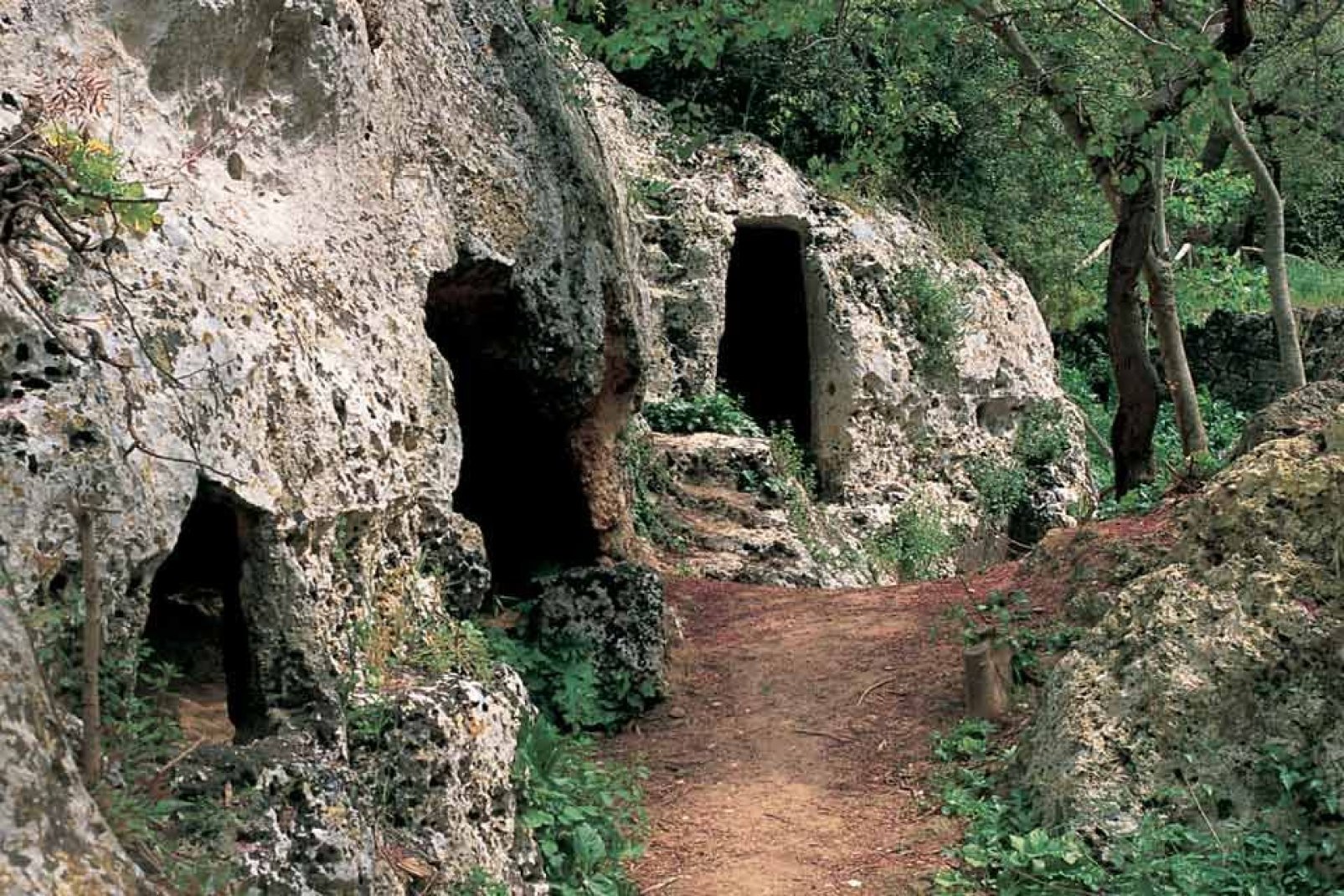 In der Provinz Tarent, an den Hängen des Murgo-Hügels, befindet sich die hübsche Ortschaft Grottaglie, dessen Ortsname auf die Grotten in der Umgebung anspielt.