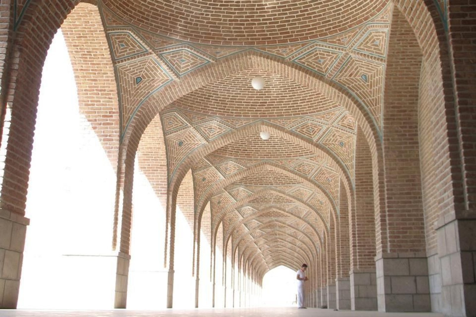 In Tabriz befindet sich der grte berdachte Basar im Iran. Die schnen Moscheen aus rotem Ziegelstein sind ebenfalls einen Besuch wert.