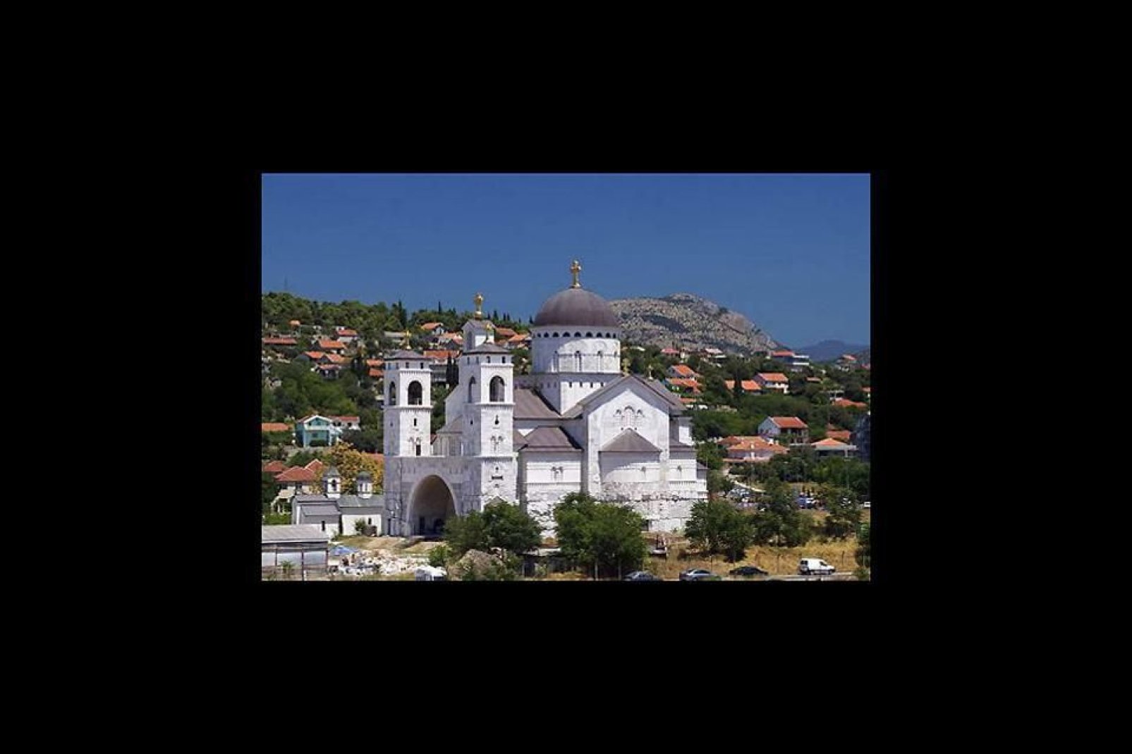 La capital de Montenegro cuenta con algunas pintorescas casas turcas y con la iglesia de San Jorge, que data del siglo X.