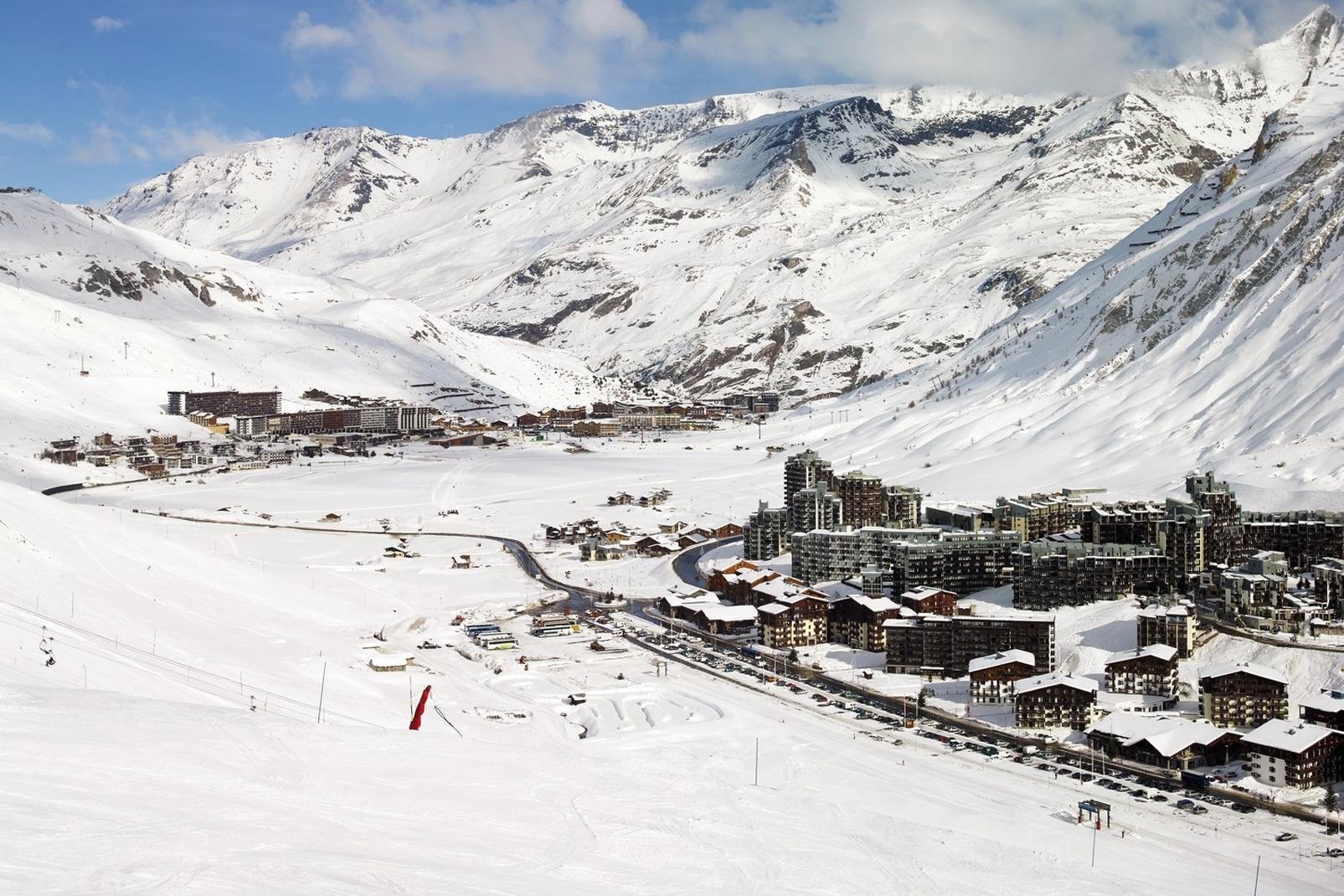Installée à plus de 2000 mètres d'altitude,Tignes est devenue une station de ski en 1956. Aujourdh'hui, sa renommée internationale lui permet d'attirer en hiver et en été de nombreux touristes. 
Elle partage son domaine skiable avec Val d'Isère, appelé communément « l'espace Killy ». On retrouve deux sites distincts : Tignes Le Lac et Tignes Val Claret.
Tignes, c'est le glacier de la grande Motte, ...