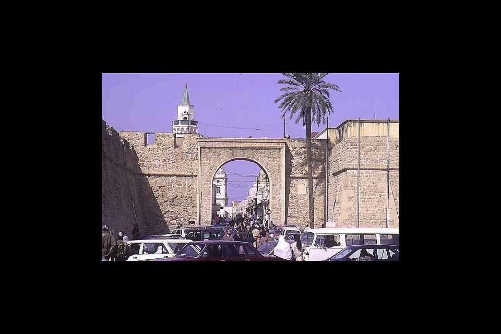 Trípoli posee una historia ancestral de la que todavía hoy conserva numerosos vestigios: en la fotografía, la puerta que conduce a la medina.