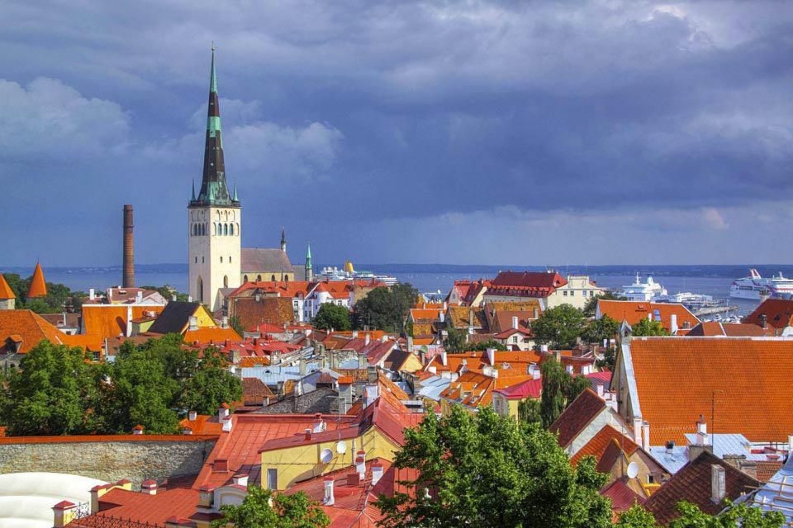 Tallinn liegt am Ufer der Ostsee, und von der Panoramaterrasse auf dem Toompea-Hgel geniet man eine wunderschne Aussicht ber die Dcher und das Meer im Hintergrund.