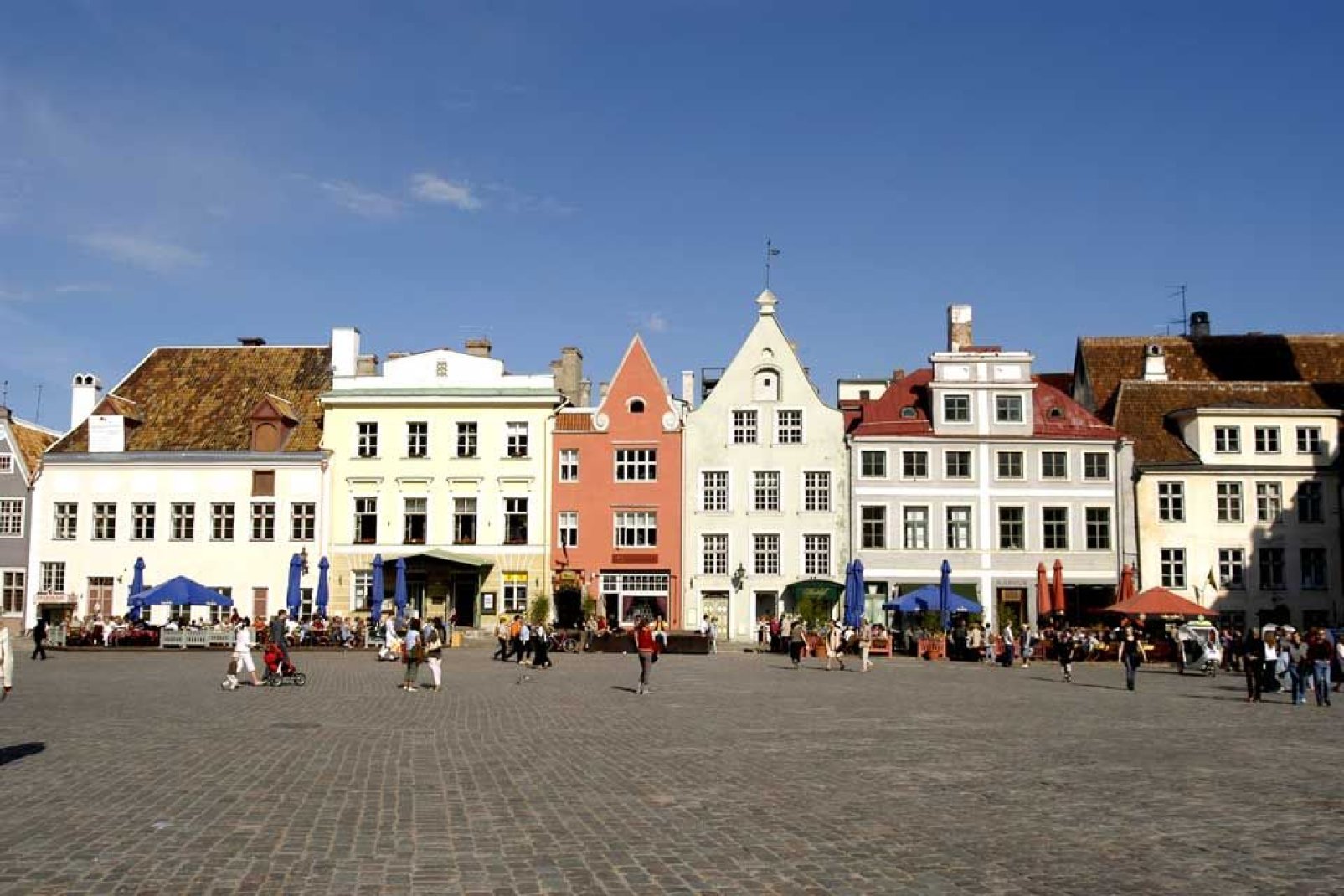 Das Rathaus von Tallinn ragt auf diesem Platz empor, der von typischen Huserfassaden des Baltikums umgeben ist.