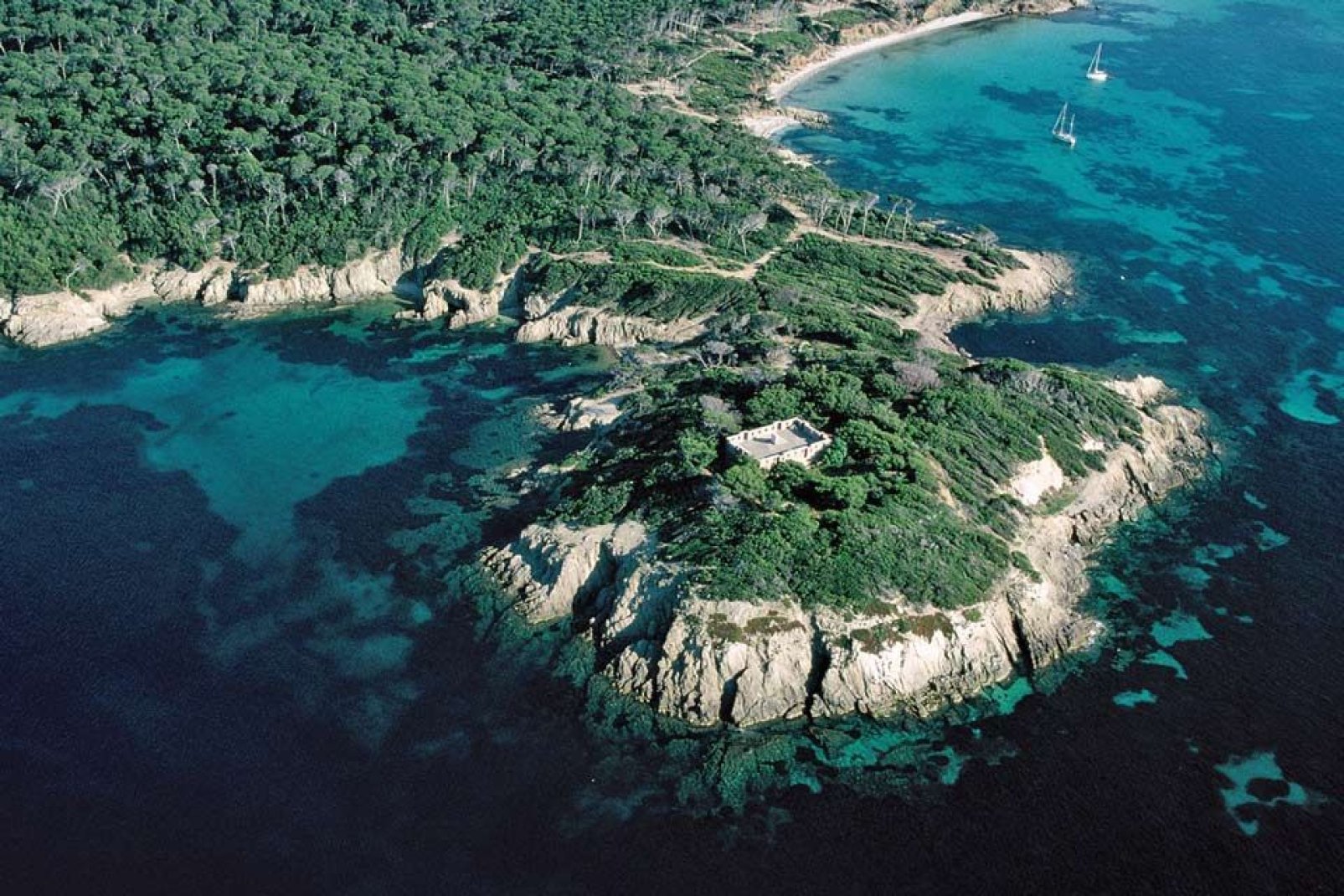 Es handelt sich um die größte unter den Hyeres-Inseln. Dies ist ein wahrer Friedenshort und ein geschichtsträchtiges Paradies.