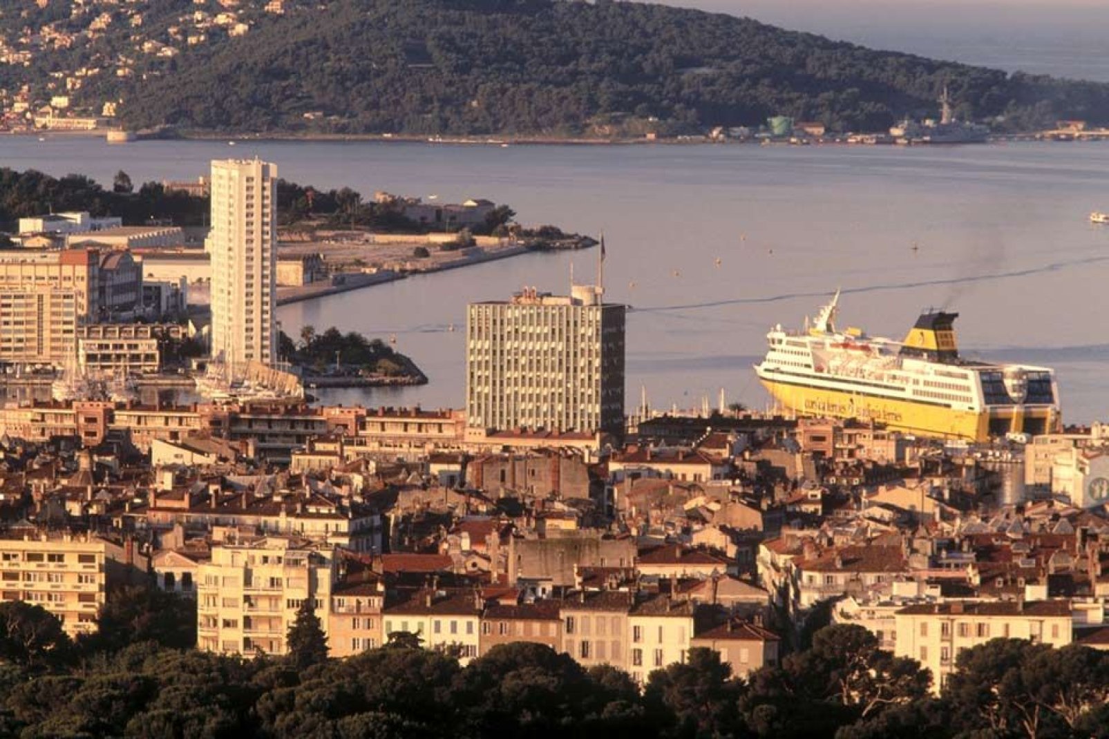 Si la ville ne possède pas encore la force d'attraction de sa voisine Cannes, elle voit tout de même son taux de visiteurs augmenter grâce à sa situation en bord de mer.
