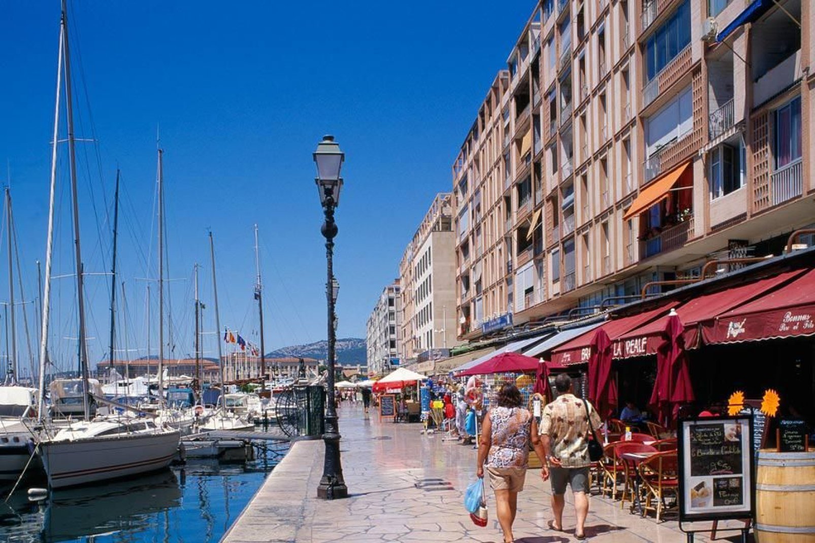 Toulon's restaurants propose local specialties. Come to taste courgette flower fritters, 'bagna cauda' or 'daube', a Provençal stew, under the Toulon sun.