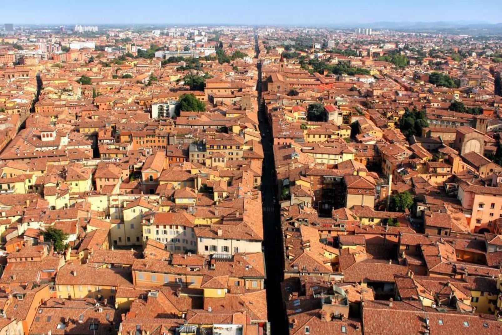 Il Palazzo d'Accursio (o Comunale) sorge su Piazza Maggiore ed è attualmente sede del municipio di Bologna