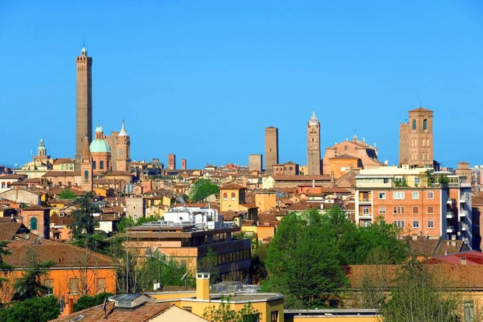 Bologna ospita una delle più antiche università d'Europa, ed è un importante centro culturale:"capitale europea della cultura" nel 2000, dal 2006 è "città della musica" UNESCO