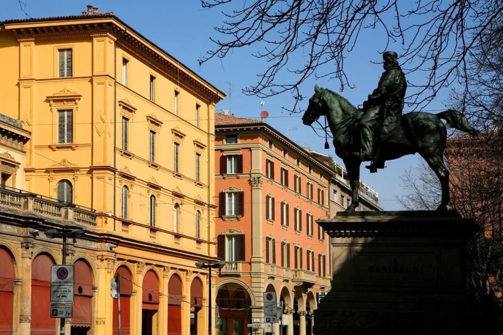 Bologna wird in Anbetracht der rötlichen Farbe seiner Gebäude ?die rote Stadt? genannt, aber ebenfalls aufgrund der historisch politisch linken Aurichtung der Gemeinde.