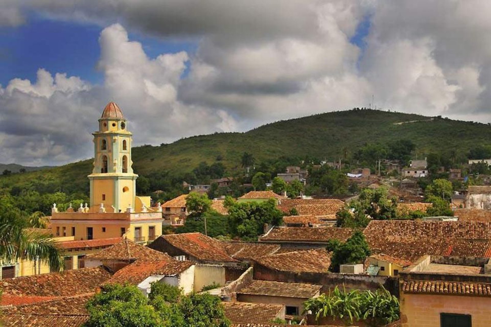 Die Stadt Trinidad wurde zum Weltkulturerbe der UNESCO erklärt und bezaubert Reisende aus aller Welt mit ihren malerischen Gassen und Kolonialbauten.