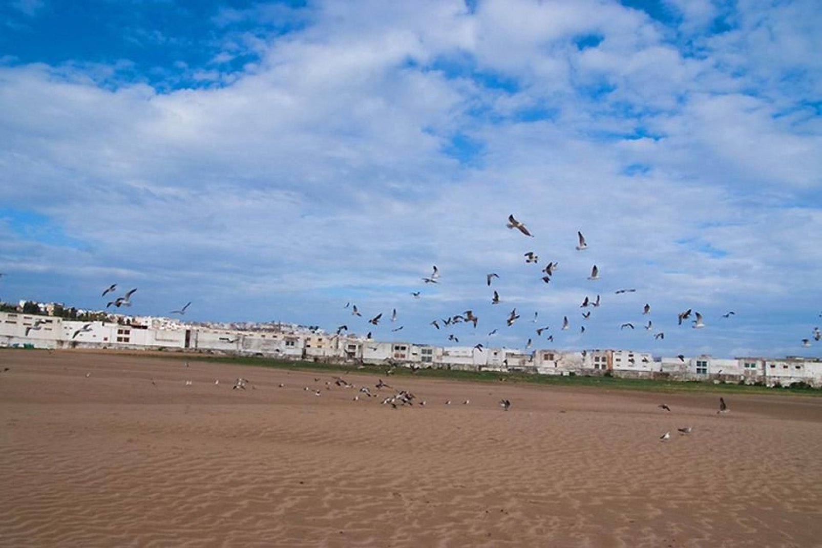 Ville chargée d'histoire, Tanger est aussi une destination balnéaire.