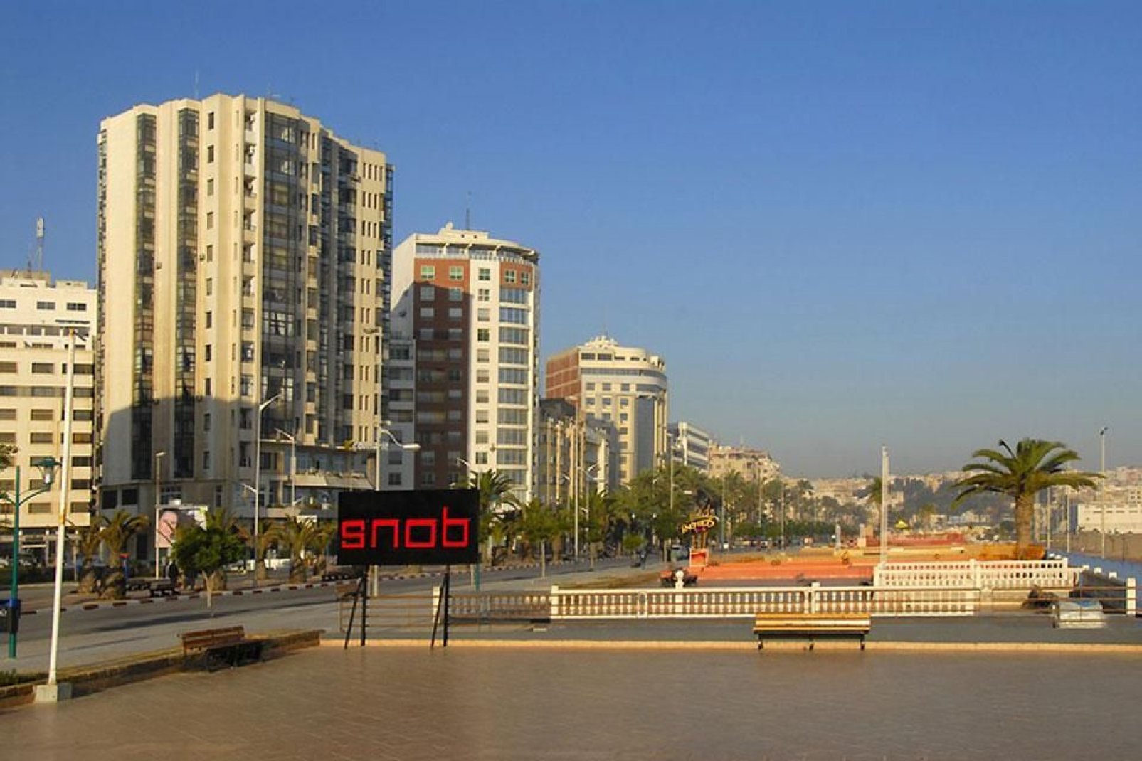 An den zeitgenössischen Gebäuden entlang der Uferpromenade erkennt man das moderne Gesicht der Stadt Tanger.