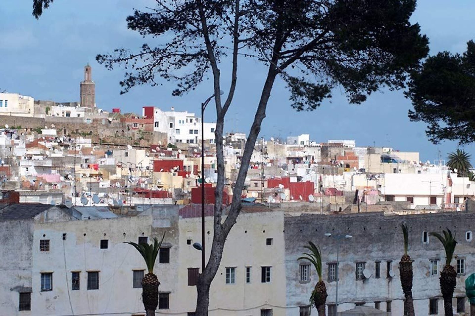 Blick von Tanger auf das Meer und den Hafen. Die Hafenstadt betreibt seit vielen Jahren intensiven Handel mit Europa.