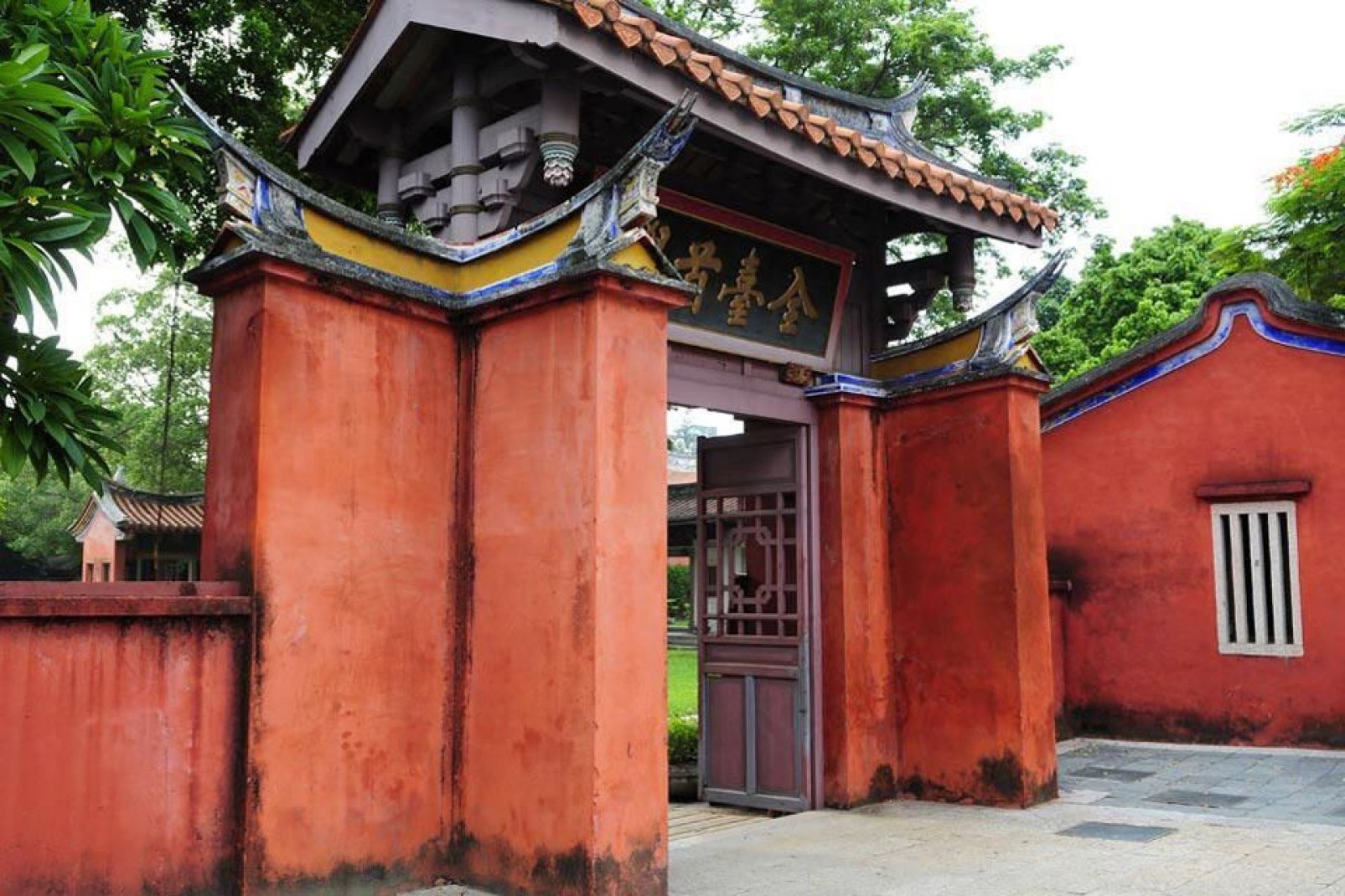 Es handelt sich um den ltesten und besterhaltenen Tempel Taiwans, der dem chinesischen Philosoph Konfuzius gewidmet ist.