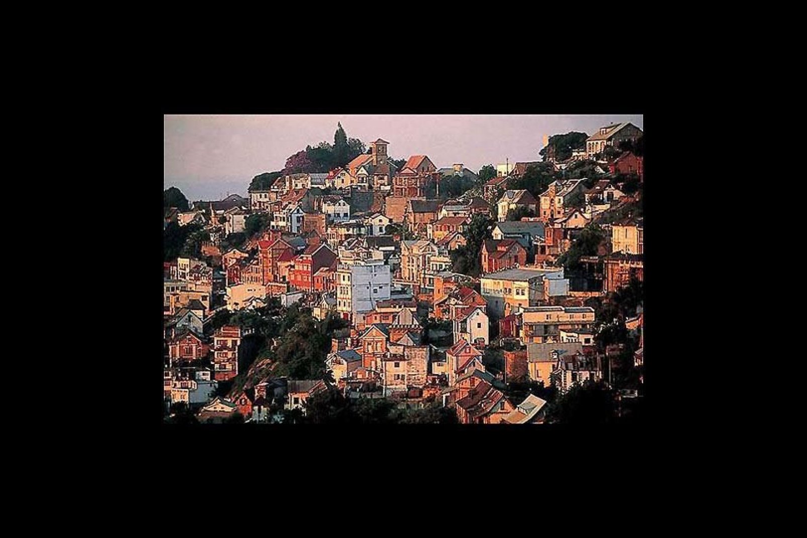 Antananarivo, antigua plaza de armas, se alza sobre doce colinas diferentes, lo que le confiere un relieve particular.
