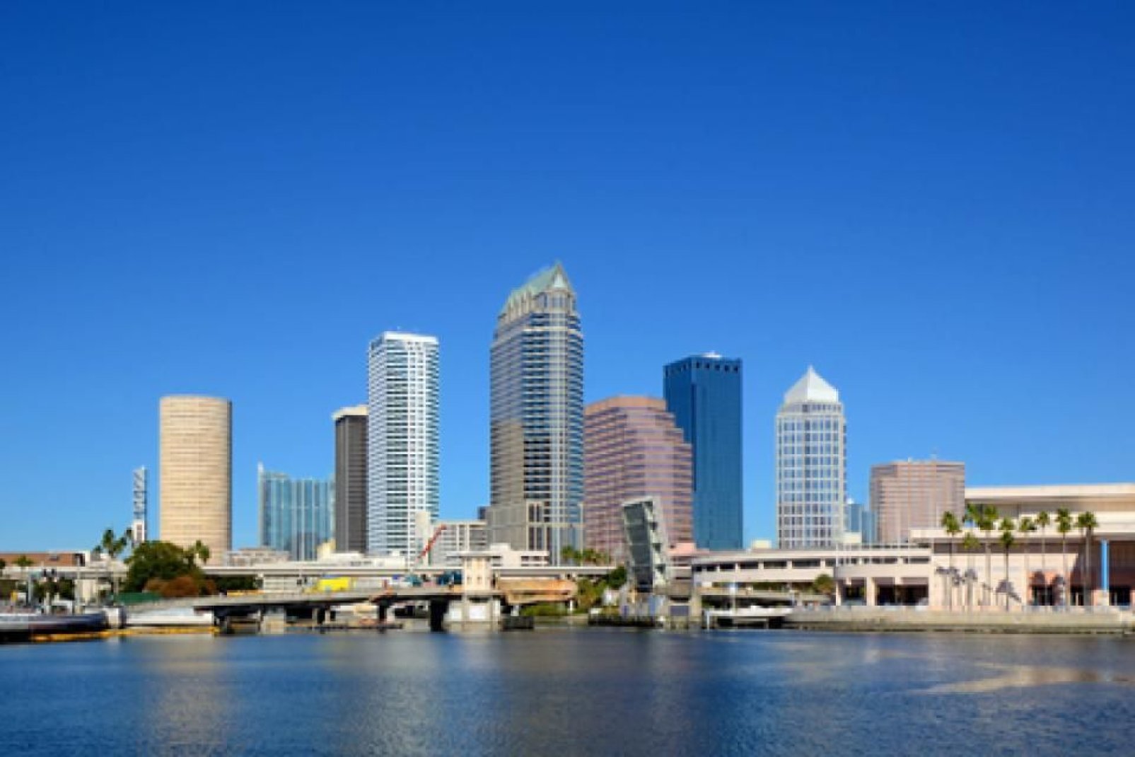 El puerto de Tampa desde una visión aérea y sus embarcaciones de tamaño norteamericano.
