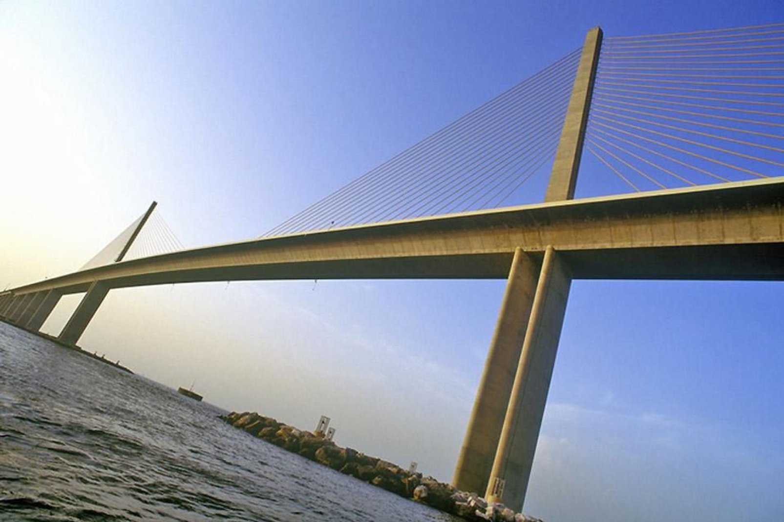 Die 8,9 km lange Skyway Bridge in Tampa verbindet die Städte St. Petersburg und Bradenton.