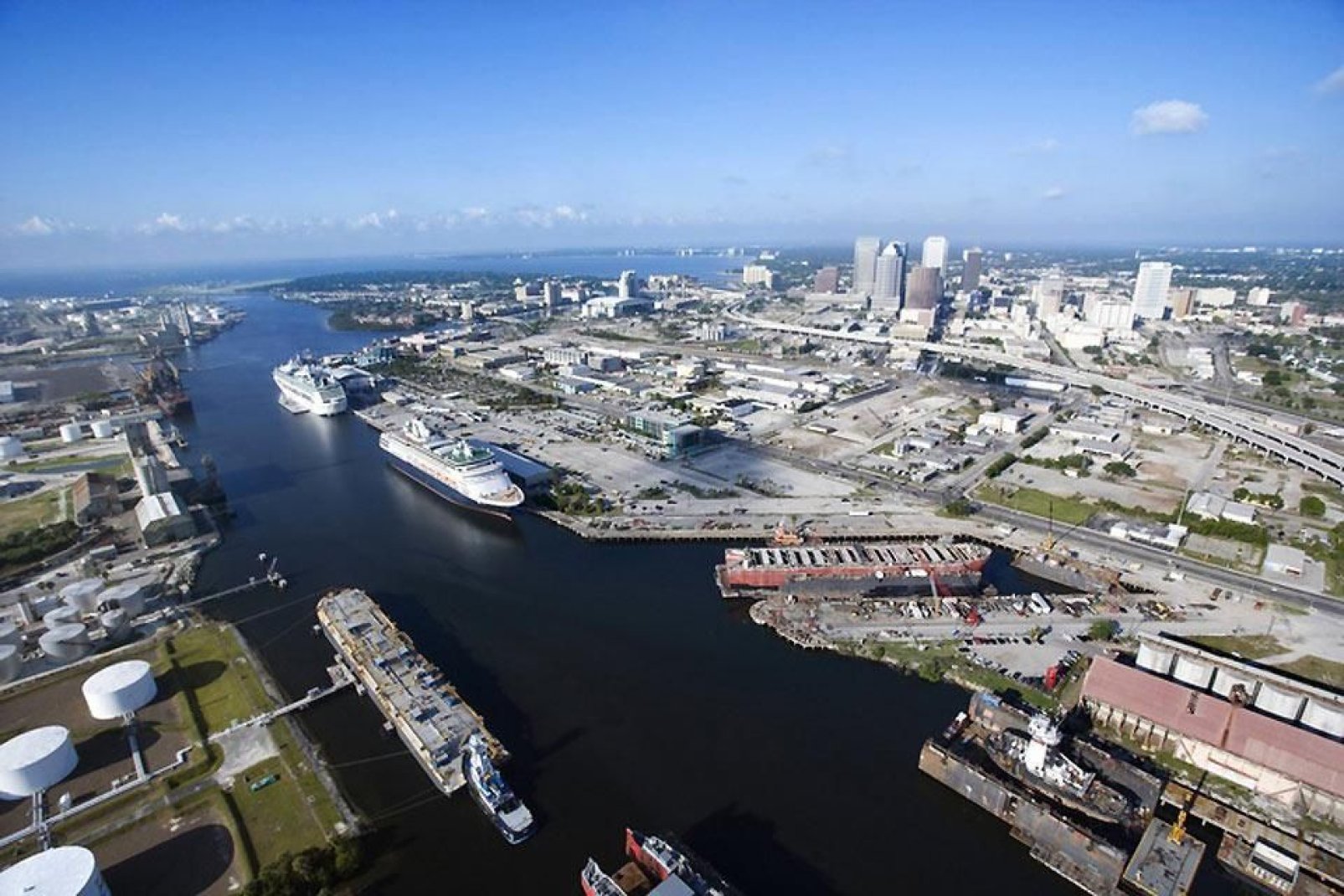 El puerto de Tampa, primer puerto de Florida, está situado en la desembocadura del río Hillsborough.
