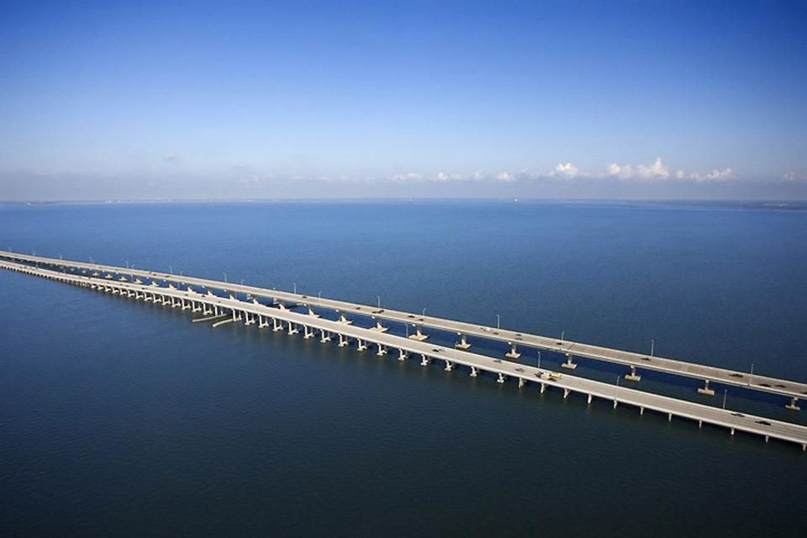 Die Howard Frankland Bridge in Tampa, Florida, führt von Old Tampa Bay nach St. Petersburg.