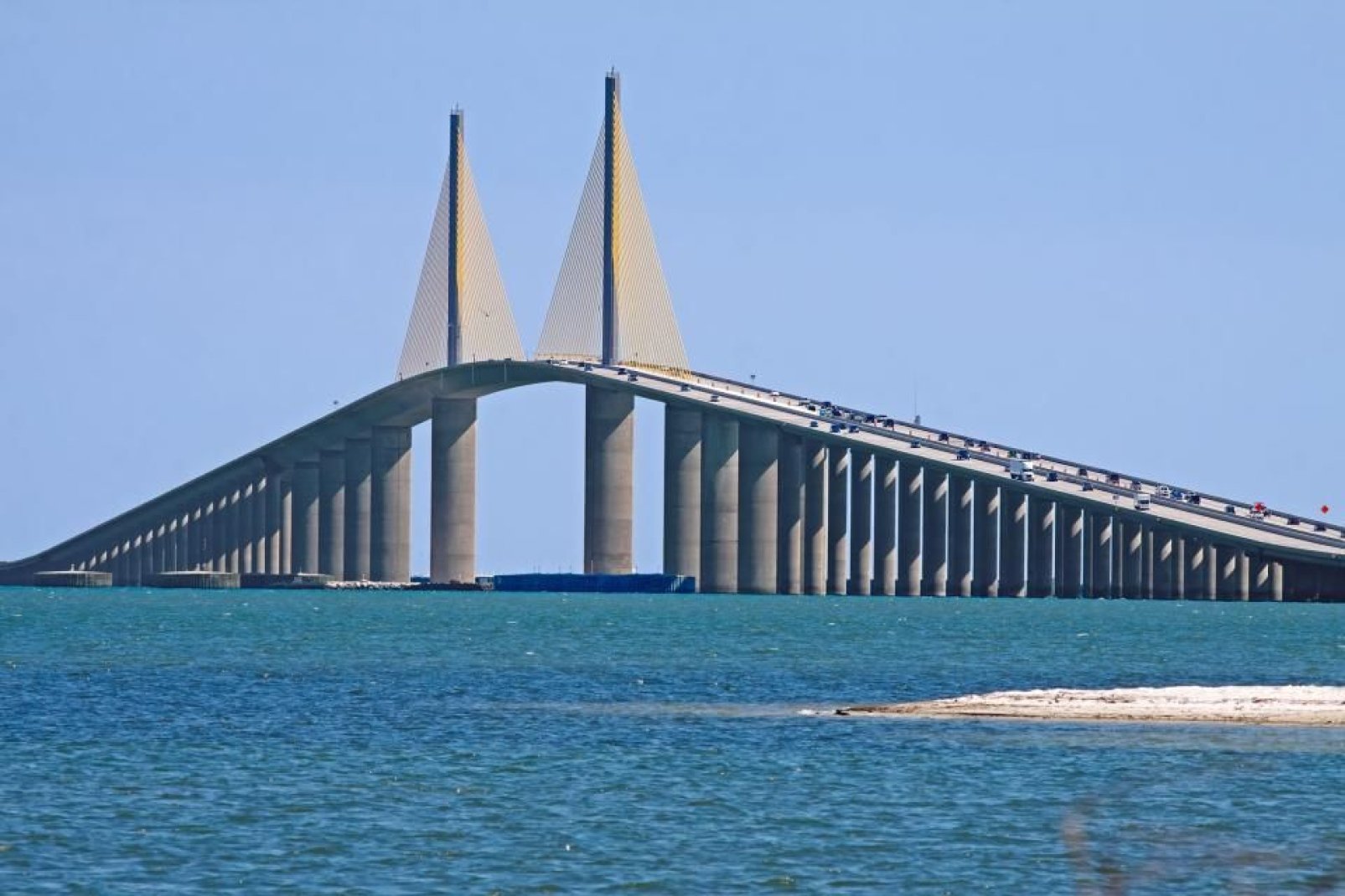El Sunshine Skyway Bridge es un puente con carretera estadounidense que sobrevuela la bahía de Tampa a lo largo de 8 km.