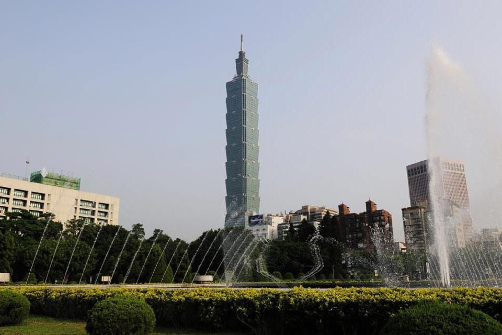 Deuxième plus haut gratte-ciel du monde avec ses 508 mètres, c'est un véritable prodige technique, bâtie comme une tige de bambou constituée de 8 sections, chiffre porte-bonheur.