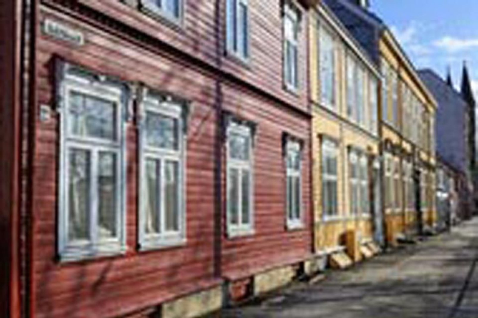 Auffallend bunte einandergereihte Huser in der drittgrten Stadt Norwegens