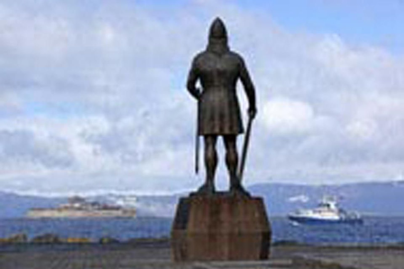 La estatua de Leif Erikson da la bienvenida a los barcos que entran en el puerto de Trondheim.