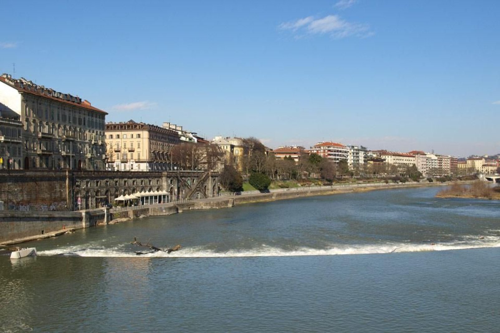Il fiume Po attraverso la città di Torino.