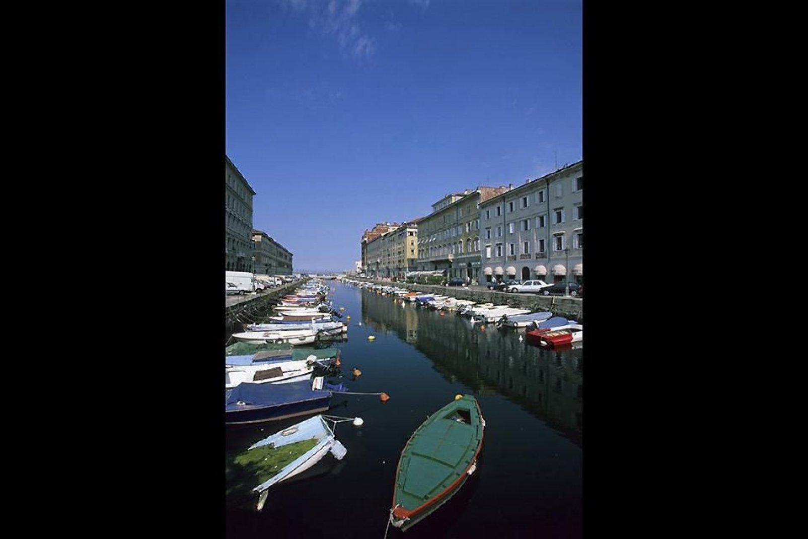 El corazón de la capital del Véneto juliano posee unos edificios y puentes históricos que dan al canal.