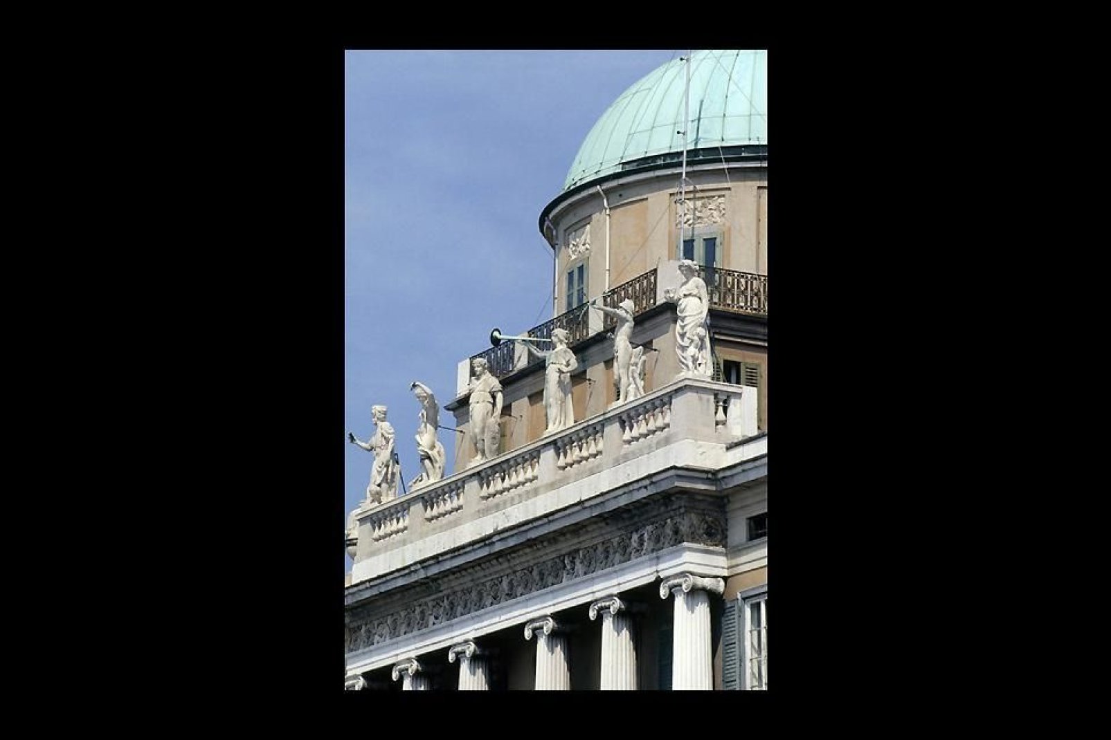 Commandé par le commerçant grec Demetrio Carciotti, le palais a été projeté au XVIIIè siècle par Matteo Pertsch