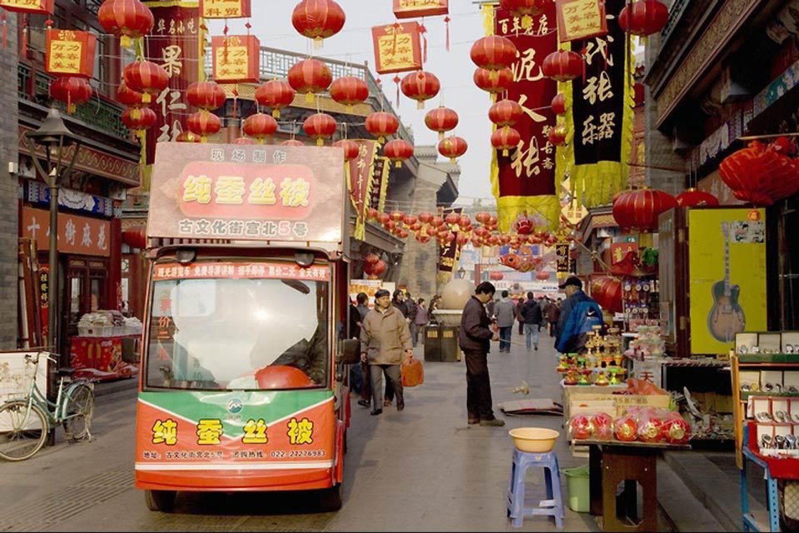 Typisch chinesische Dekorationen eines Marktes während des 'Chinese Lunar New Year'- Festes, das immer am ersten Tag des ersten Monats des chinesischen Kalenders gefeiert wird.