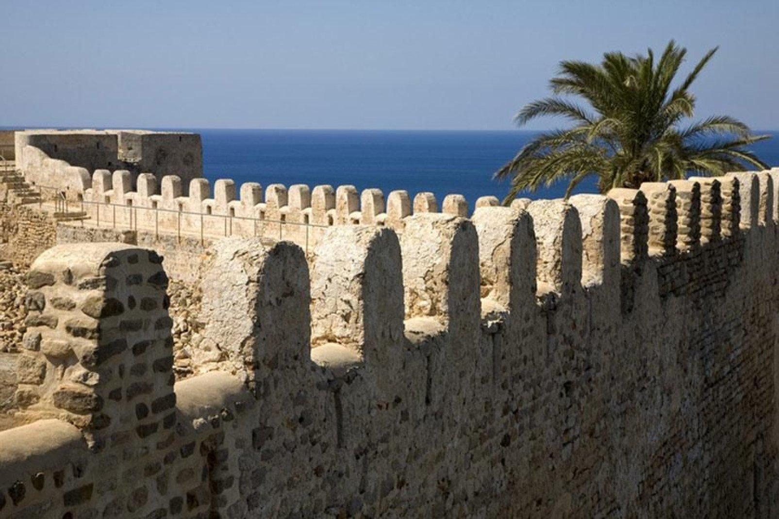Considérée depuis sa création comme une base militaire importante, la ville de Tunis éait entourée d'un mur de pierre qui fut largement détruit au cours du Moyen-Age.