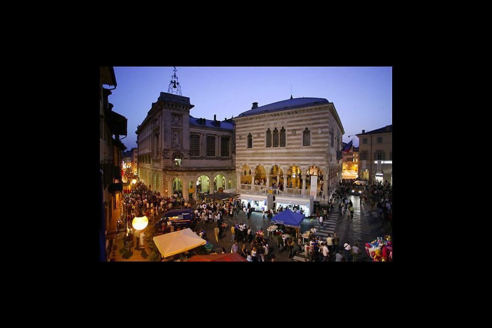 Piazza Libertà ist einer der bekannten Treffpunkte der Stadt.