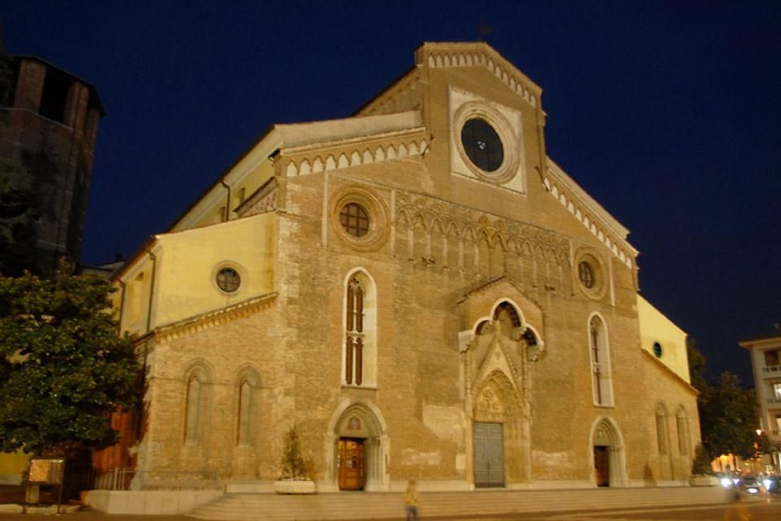 Auch wenn der exakte Name ?Cattedrale di Santa Maria Annunziata? lautet, so wird die Kirche im Allgemeinen von den Einwohnern von Udine als ?der Dom? bezeichnet.