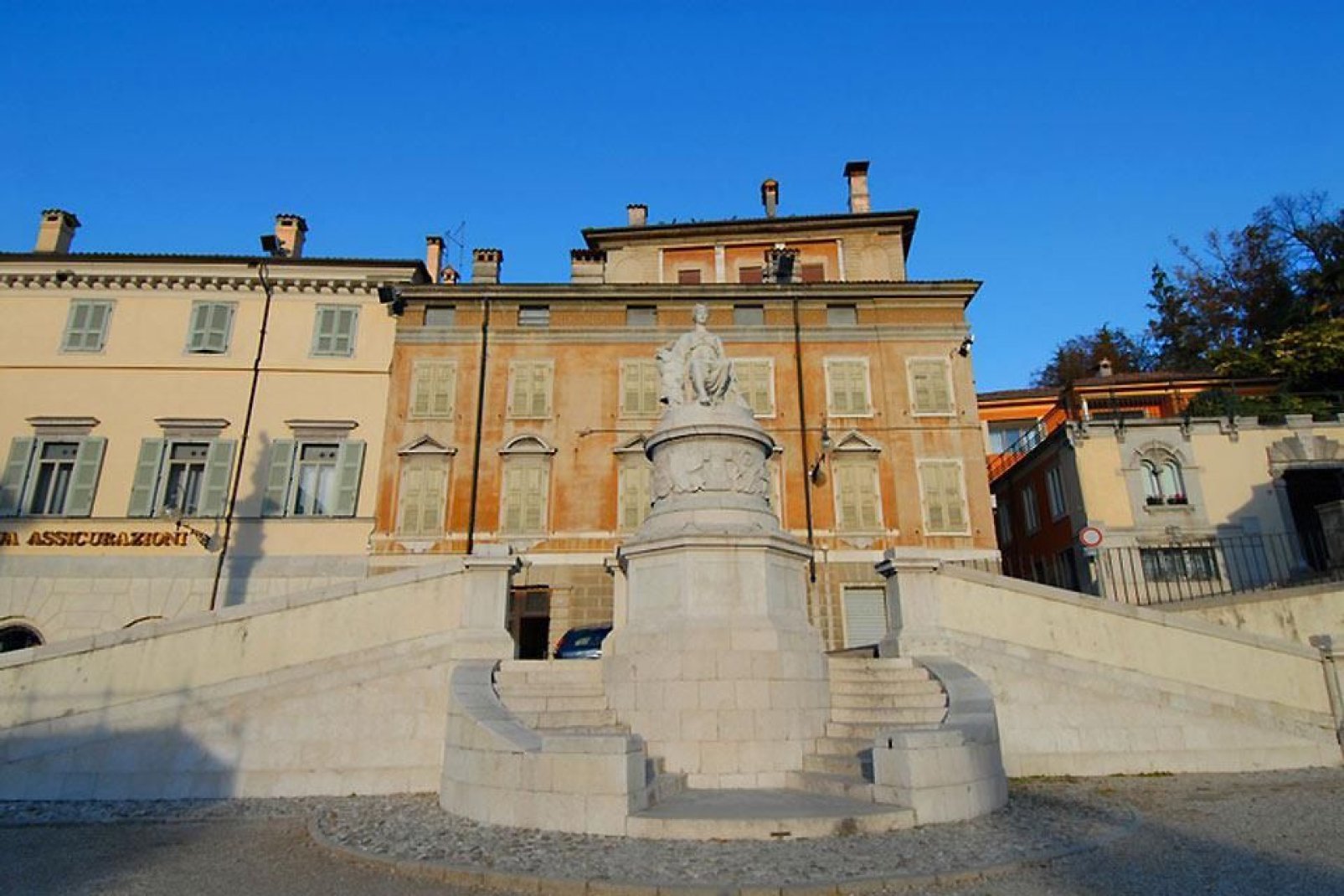 Realizado para conmemorar el Tratado de Campoformio, el monumento no se colocó en la plaza homónima hasta 1819.