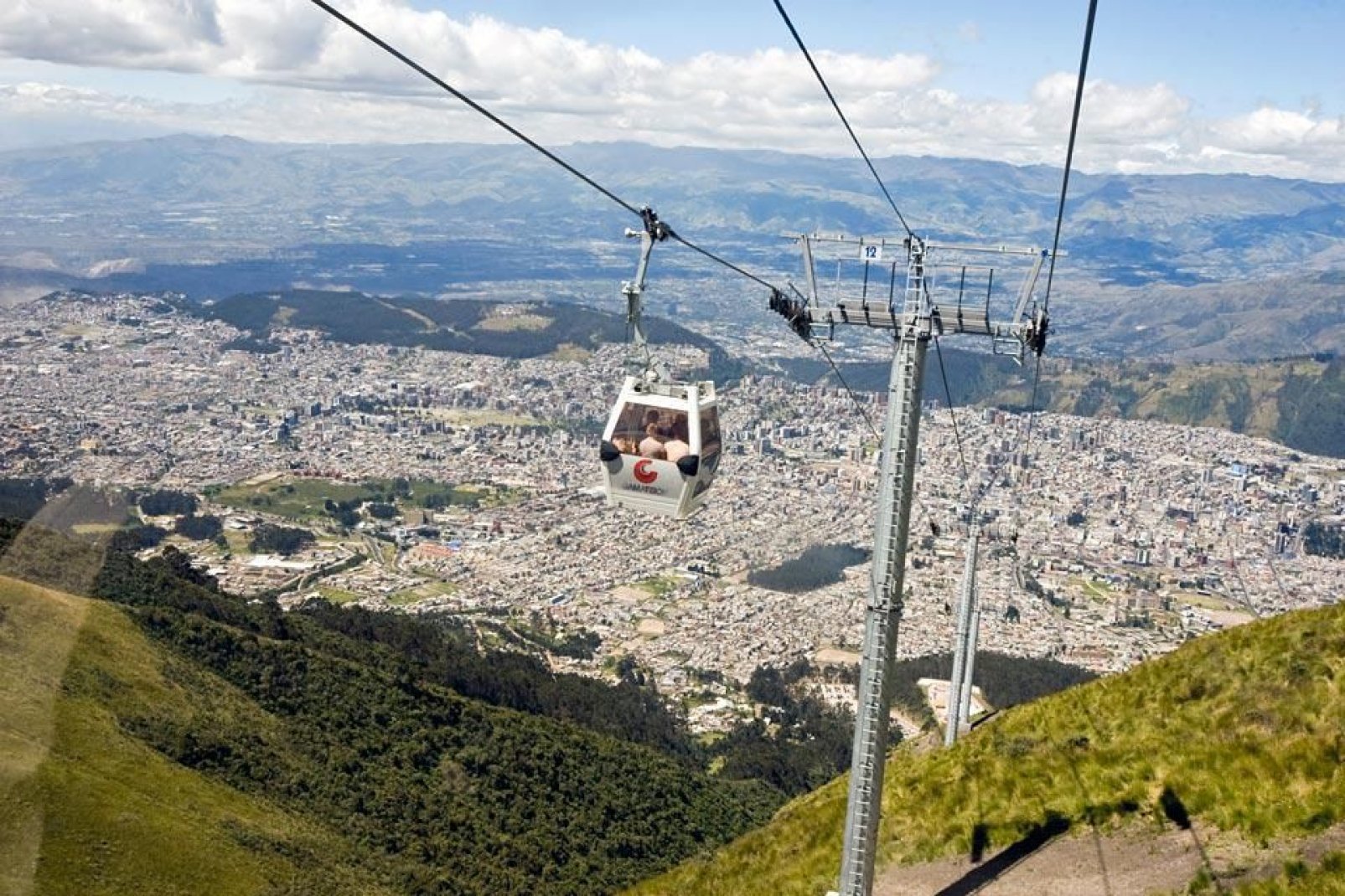 Die Seilbahn von Cruz Loma fhrt ber die Stadt Quito und ist die hchstgelegene Befrderungsvorrichtung der Welt.