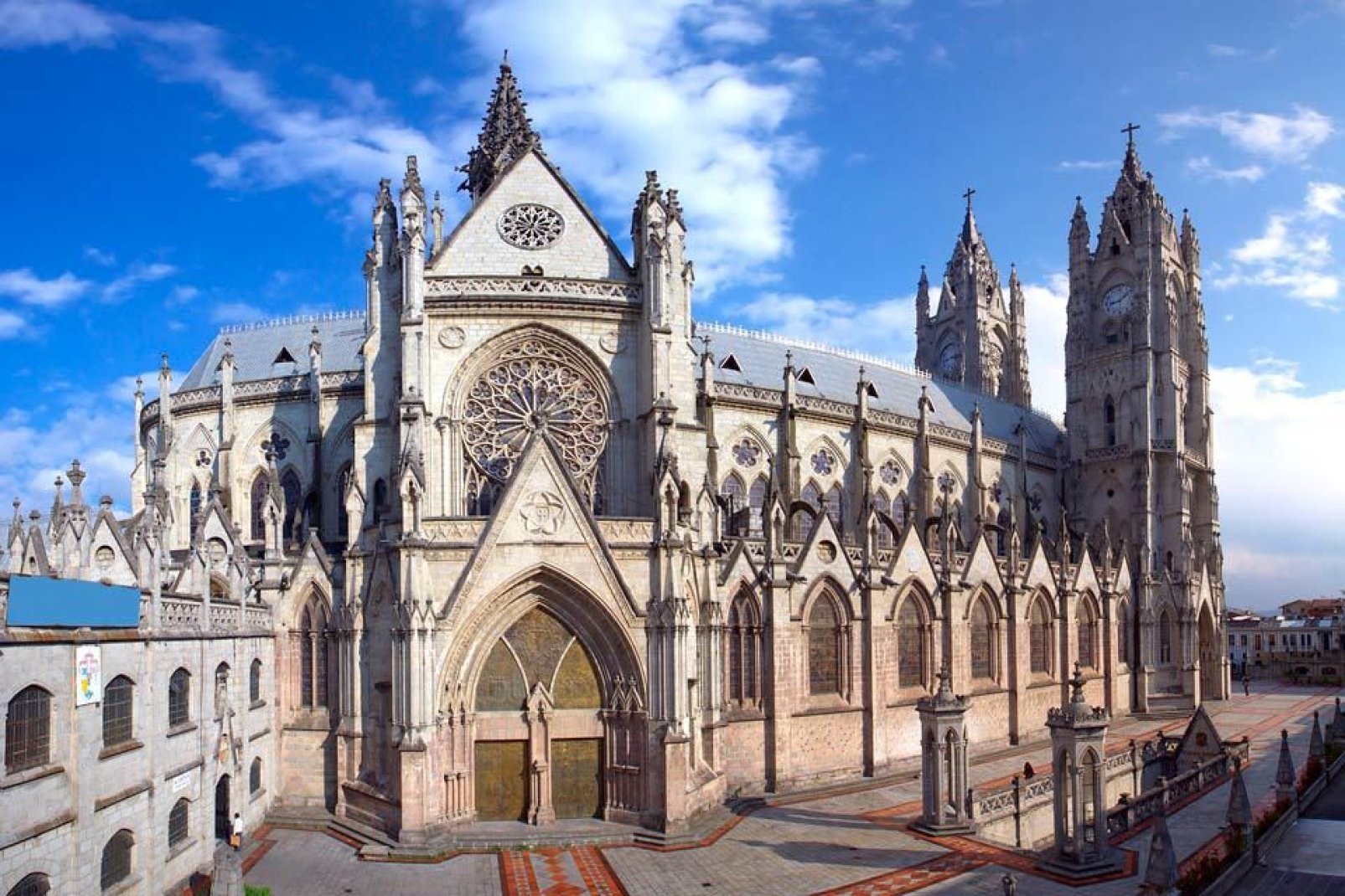 Die Basilica del Voto Nacional ist die grte neogotische Basilika des amerikanischen Kontinents und steht im historischen Zentrum von Quito.
