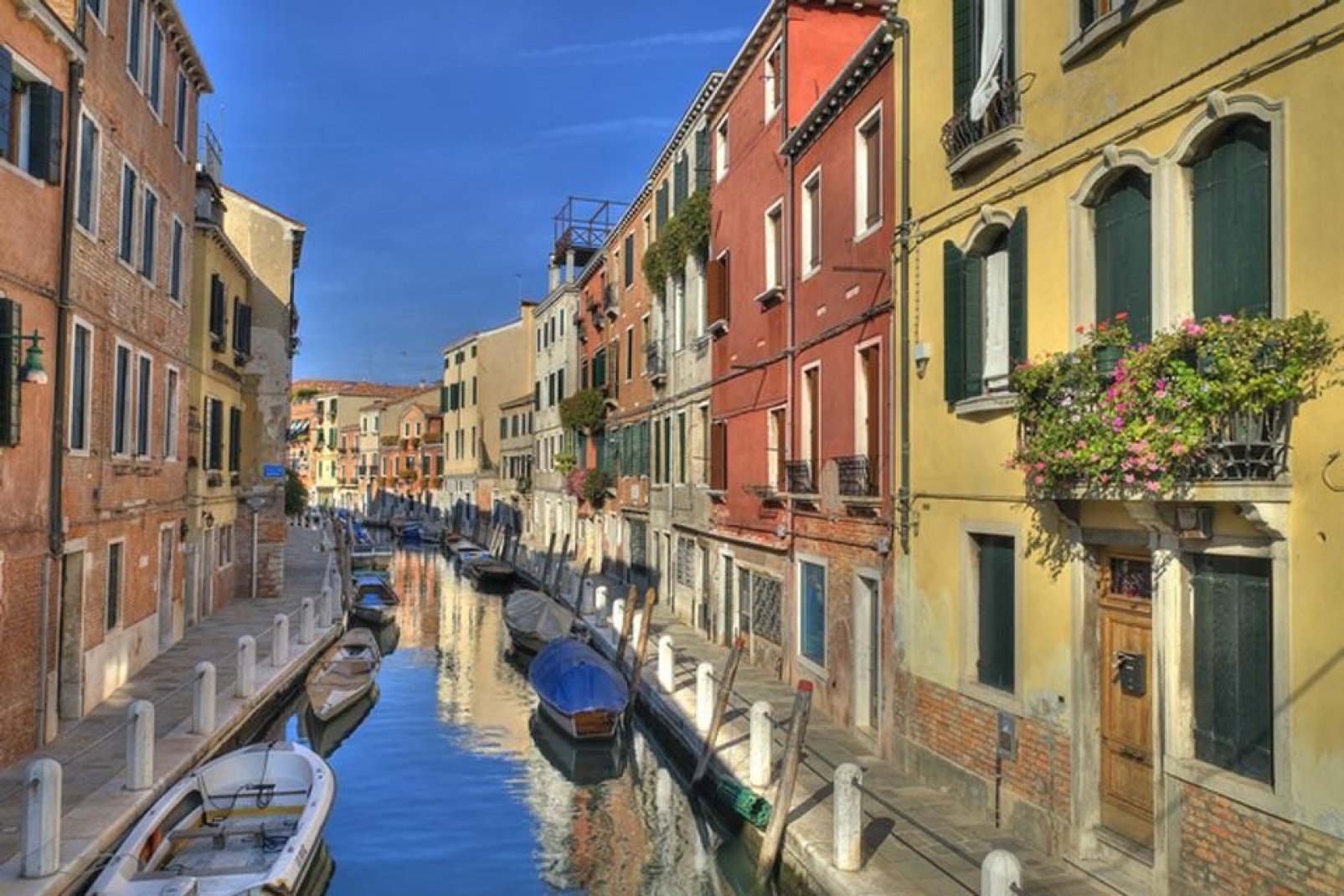 Le centre de Venise s'étend sur 118 îlots reliés par 354 ponts et divisés par 177 canaux, qui sont depuis toujours des voies de communication pour les habitants.