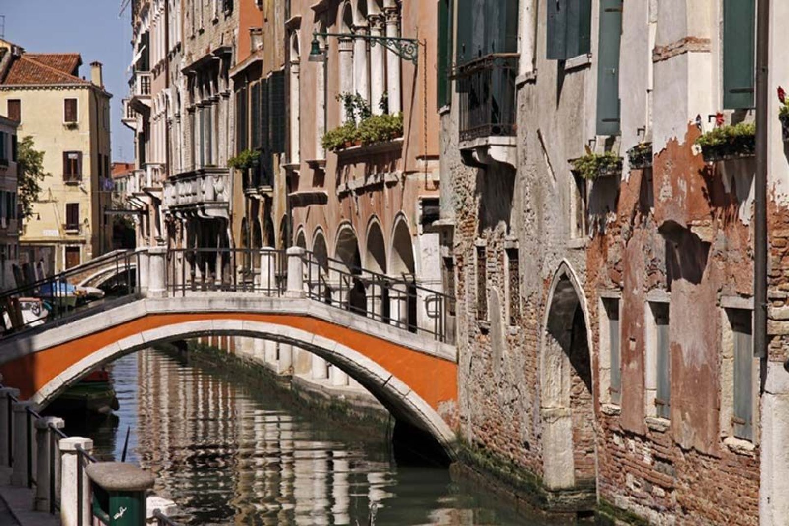 354: Das ist die Zahl der Brücken, die über die Kanäle führen und dem Stadtbild von Venedig seinen einzigartigen Zauber verleihen.