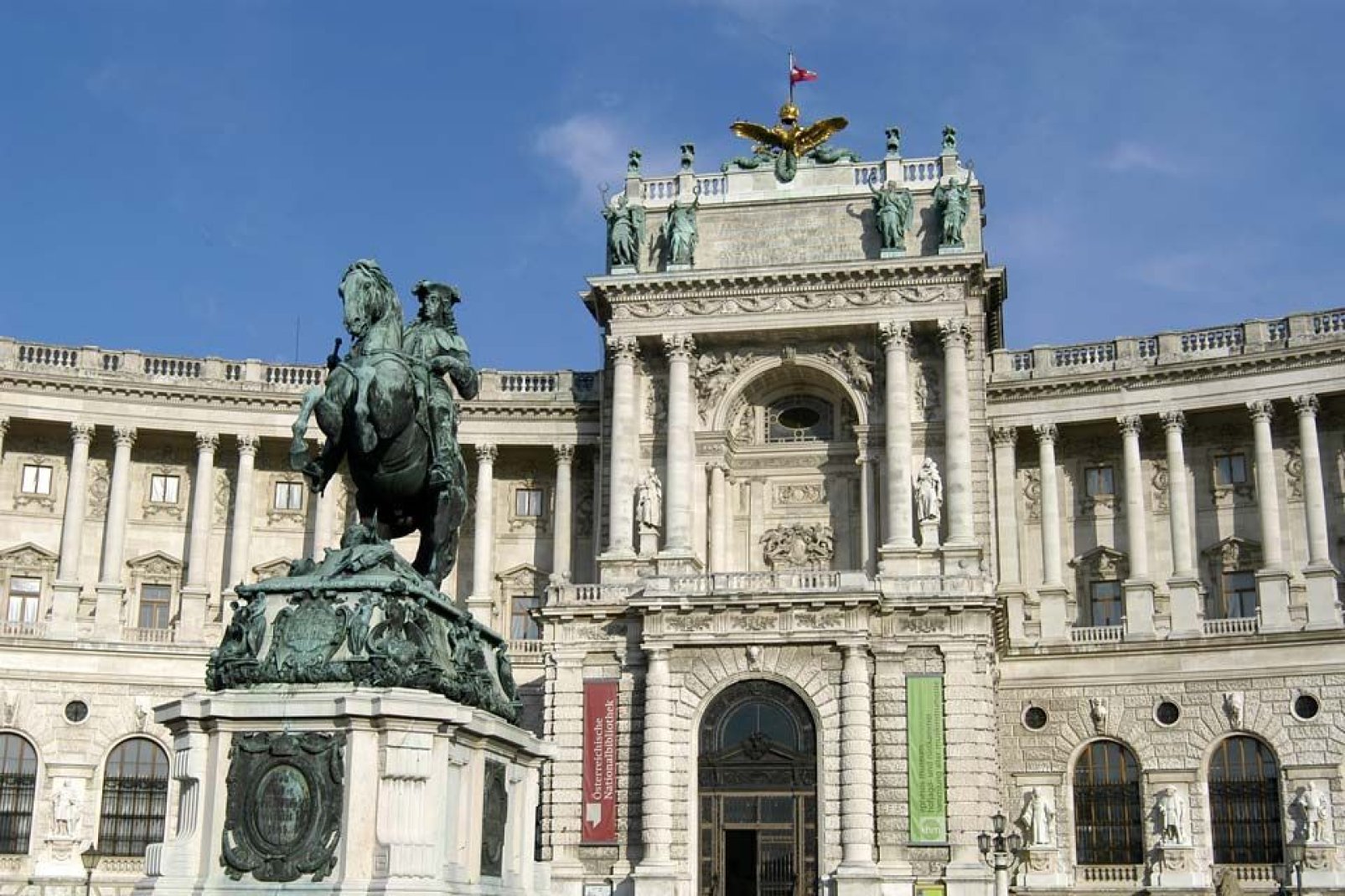 Diese buchstäbliche "Stadt in der Stadt" umfasst insgesamt 18 Gebäude, darunter die kaiserlichen Wohnungen und den Sitz des österreichischen Bundespräsidenten.