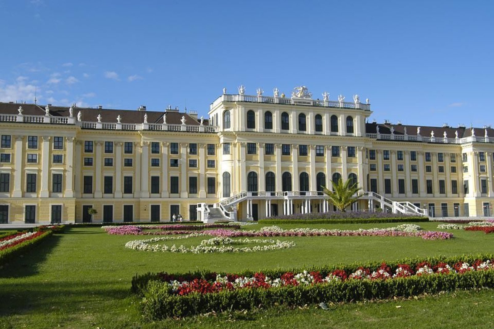 Schönbrunn ist ein Jagdschloss, das im 17. Jahrhundert im Barockstil errichtet wurde und zum Weltkulturerbe der UNESCO zählt.