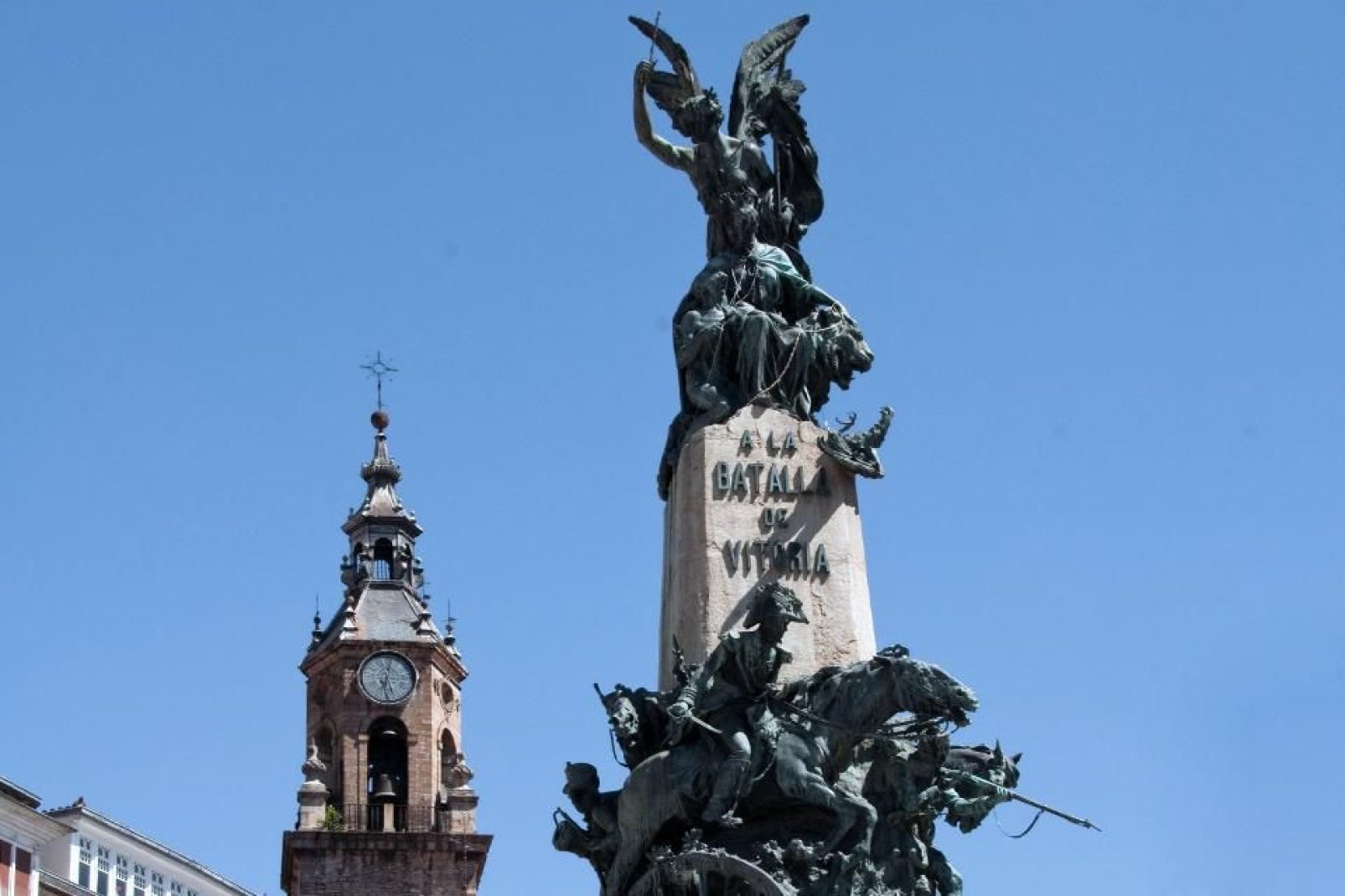 The monument in the center of the Plaza de la Virgen Blanca, commemorates the Battle of Vitoria during the War of Independence.