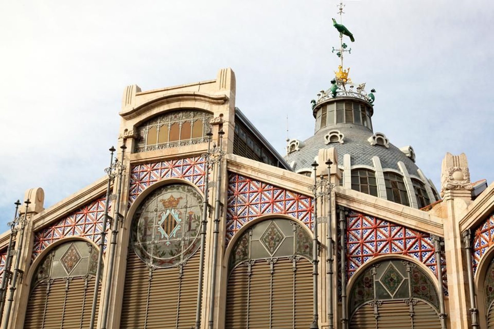 Este inmenso edificio «Art Nouveau» inaugurado en 1928 está construido con hierro, ladrillo, loza y mosaicos.