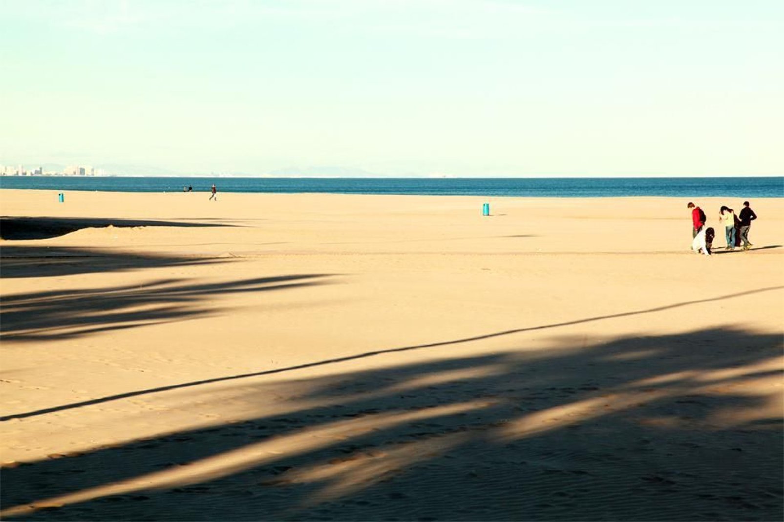Es handelt sich um den größten Strand von Valencia, der 4 km vom Stadtzentrum entfernt ist.