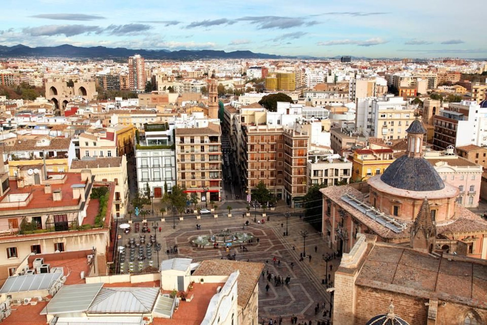 Valencia ist die drittgrößte spanische Stadt nach Madrid und Barcelona. Das mittelalterliche Stadtzentrum ist schön erhalten.