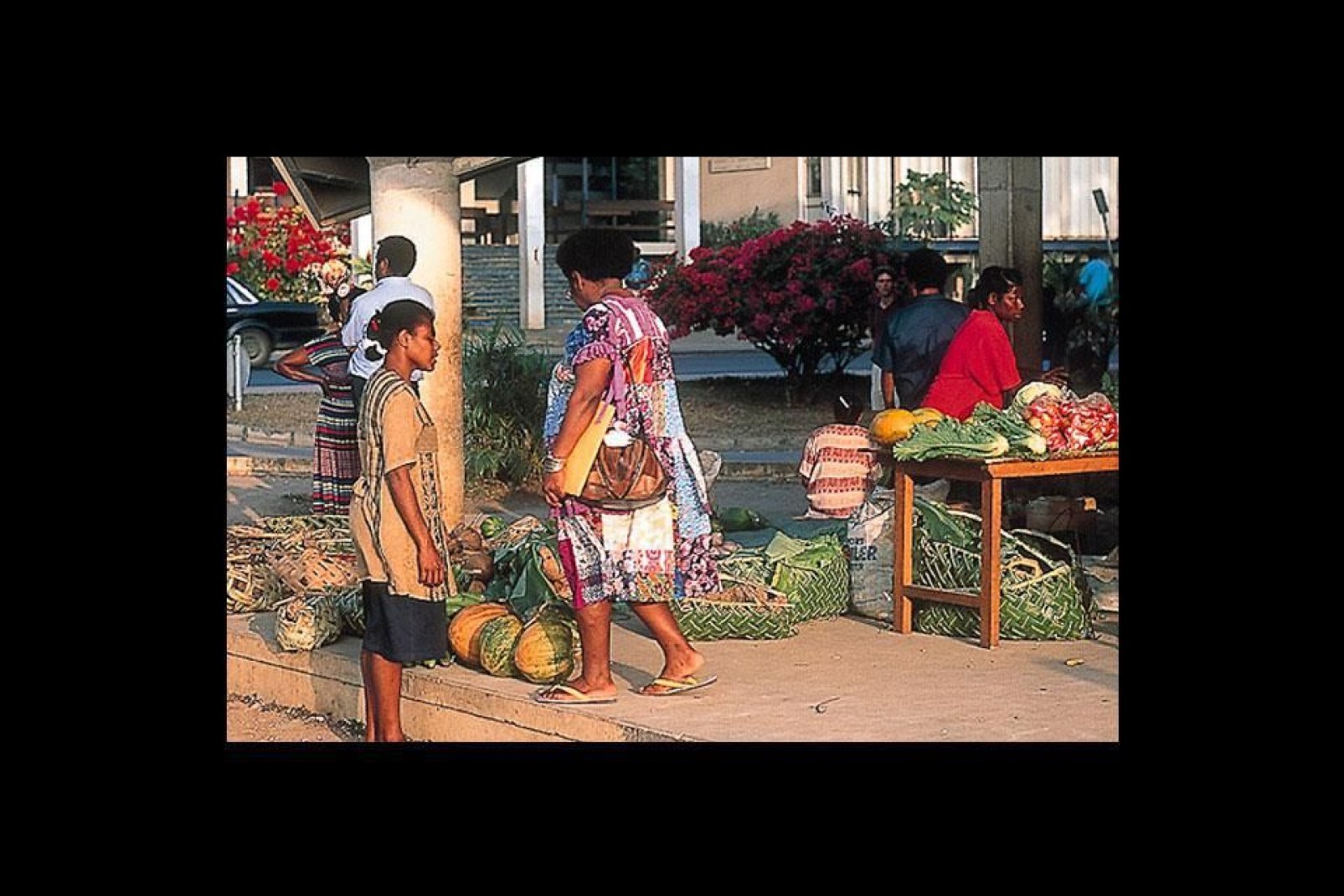 Die Hauptstadt von Vanuatu bietet ein mildes Klima sowie einen riesigen Markt fr Kunsthandwerk.