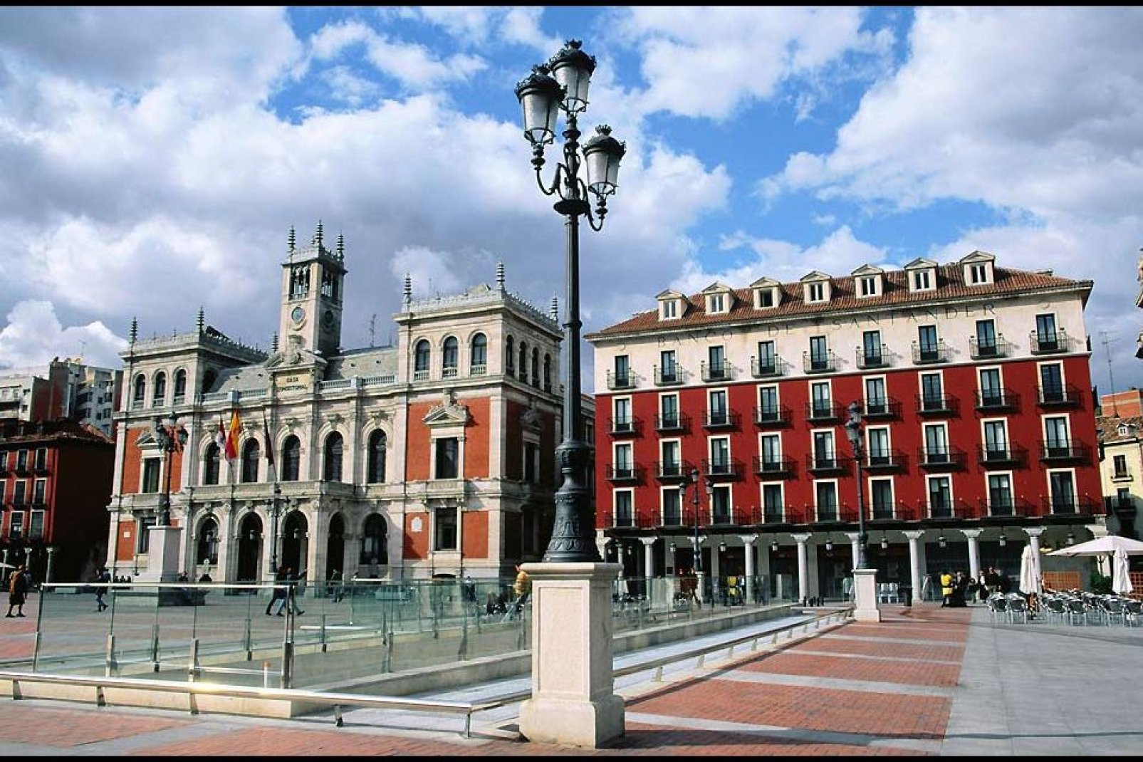 El ayuntamiento está en pleno centro de la ciudad.